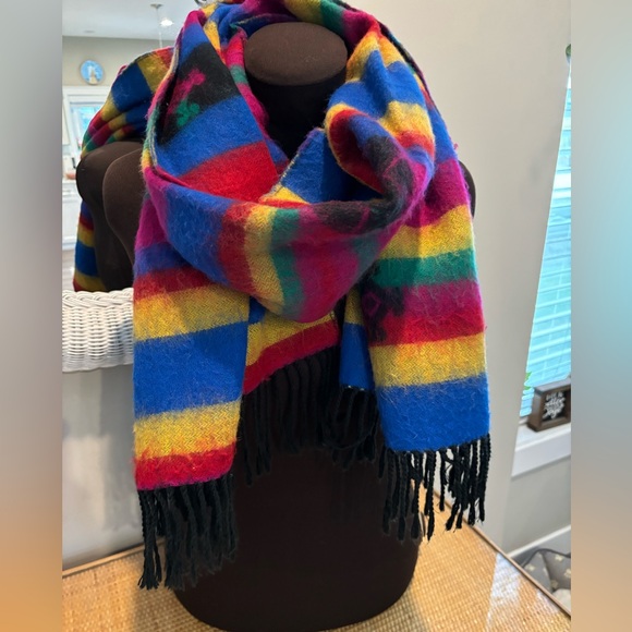 Stunning shawl / scarf made in Italy with aztec print - Picture 2 of 5